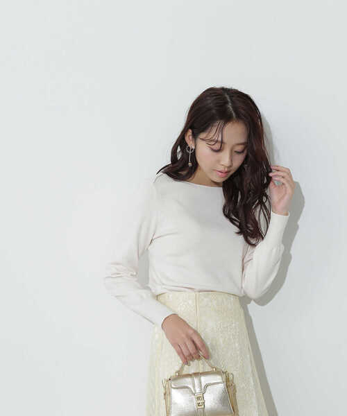 NATURAL BEAUTY BASIC（ナチュラルビューティーベーシック）の「＜総針ベーシックニット＞ボートネック（ニット/セーター・レディース・ブルー/グレイッシュベージュ/イエロー/オフホワイト・FREE）」の9枚目の写真