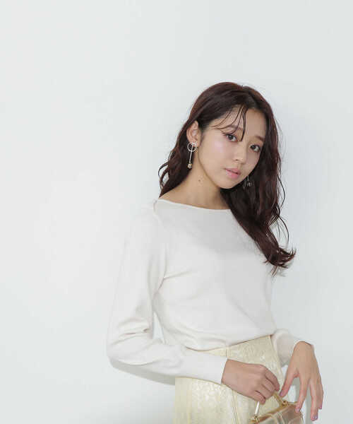 NATURAL BEAUTY BASIC（ナチュラルビューティーベーシック）の「＜総針ベーシックニット＞ボートネック（ニット/セーター・レディース・ブルー/グレイッシュベージュ/イエロー/オフホワイト・FREE）」の2枚目の写真