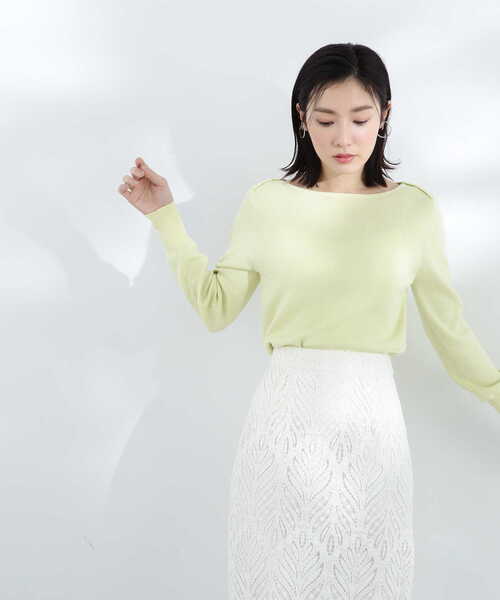 NATURAL BEAUTY BASIC（ナチュラルビューティーベーシック）の「＜総針ベーシックニット＞ボートネック（ニット/セーター・レディース・ブルー/グレイッシュベージュ/イエロー/オフホワイト・FREE）」の4枚目の写真