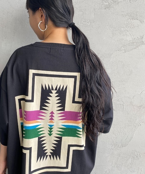 PENDLETON（ペンドルトン）の「[PENDLETON/ペンドルトン] 別注 ネイティブ柄バックプリント ショートスリーブTシャツ（Tシャツ/カットソー・レディース・ホワイト/ブラック/ブルー/ホワイト×ブラック/イエロー/ホワイト系その他/グリーン/ホワイト×ブルー・S/M/L/XL）」の14枚目の写真