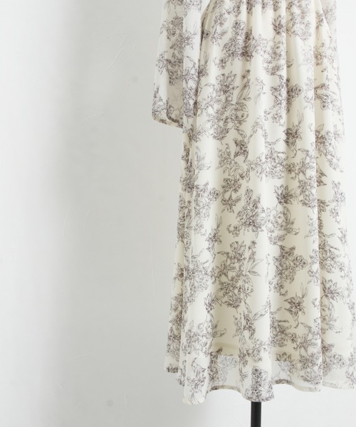 tocco closet（トッコ　クローゼット）の「【ZOZO限定】２ＷＡＹボウタイリボン付きウエストリブ切替スリットスリーブフラワープリントワンピース（ワンピース・レディース・グレイッシュベージュ/アイボリー・M）」の12枚目の写真