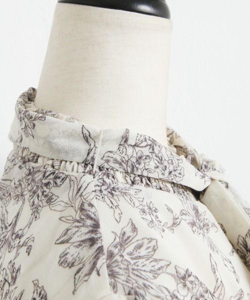 tocco closet（トッコ　クローゼット）の「【ZOZO限定】２ＷＡＹボウタイリボン付きウエストリブ切替スリットスリーブフラワープリントワンピース（ワンピース・レディース・グレイッシュベージュ/アイボリー・M）」の17枚目の写真
