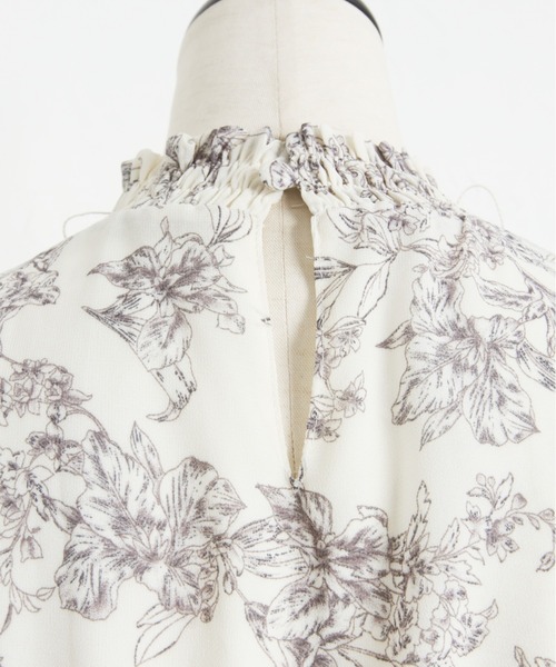 tocco closet（トッコ　クローゼット）の「【ZOZO限定】２ＷＡＹボウタイリボン付きウエストリブ切替スリットスリーブフラワープリントワンピース（ワンピース・レディース・グレイッシュベージュ/アイボリー・M）」の7枚目の写真