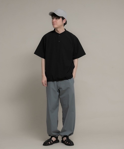 Uiscel（ユイセル）の「『ユニセックス』Uiscel　4WAYストレッチヘンリーネックプルオーバー（シャツ/ブラウス・メンズ・ライトベージュ/ブラック・MEDIUM/LARGE）」の7枚目の写真