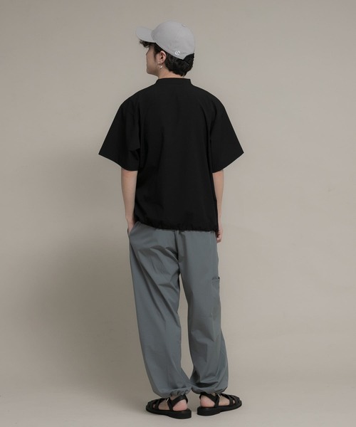 Uiscel（ユイセル）の「『ユニセックス』Uiscel　4WAYストレッチヘンリーネックプルオーバー（シャツ/ブラウス・メンズ・ライトベージュ/ブラック・MEDIUM/LARGE）」の8枚目の写真