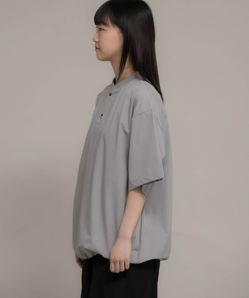 Uiscel（ユイセル）の「『ユニセックス』Uiscel　4WAYストレッチヘンリーネックプルオーバー（シャツ/ブラウス・メンズ・ライトベージュ/ブラック・MEDIUM/LARGE）」の3枚目の写真