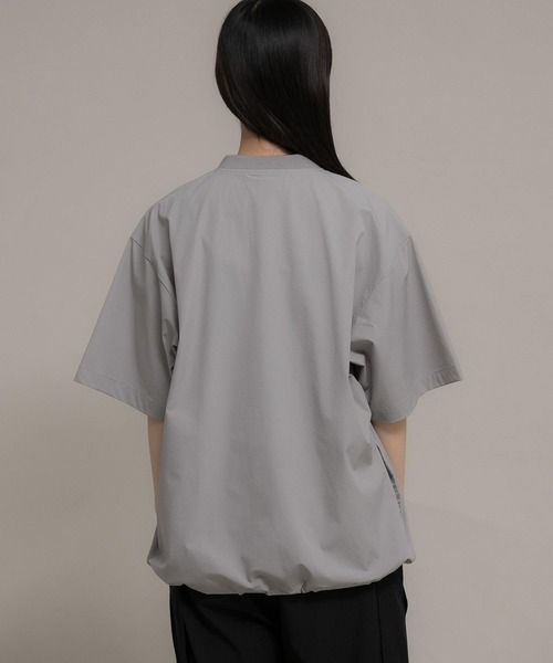 Uiscel（ユイセル）の「『ユニセックス』Uiscel　4WAYストレッチヘンリーネックプルオーバー（シャツ/ブラウス・メンズ・ライトベージュ/ブラック・MEDIUM/LARGE）」の9枚目の写真