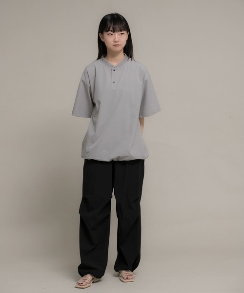 Uiscel（ユイセル）の「『ユニセックス』Uiscel　4WAYストレッチヘンリーネックプルオーバー（シャツ/ブラウス・メンズ・ライトベージュ/ブラック・MEDIUM/LARGE）」の10枚目の写真