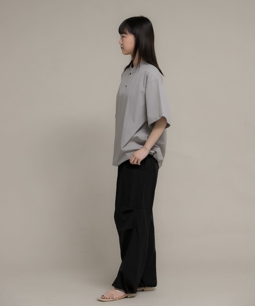 Uiscel（ユイセル）の「『ユニセックス』Uiscel　4WAYストレッチヘンリーネックプルオーバー（シャツ/ブラウス・メンズ・ライトベージュ/ブラック・MEDIUM/LARGE）」の11枚目の写真