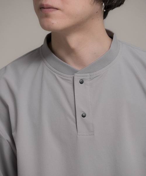 Uiscel（ユイセル）の「『ユニセックス』Uiscel　4WAYストレッチヘンリーネックプルオーバー（シャツ/ブラウス・メンズ・ライトベージュ/ブラック・MEDIUM/LARGE）」の16枚目の写真