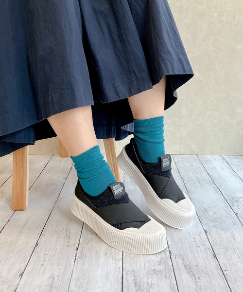 Noubel Voug Relax（ヌーベルヴォーグリラックス）の「モコモコ仕様 厚底 クロスデザイン スニーカー（スニーカー・レディース・ブラック/ベージュ・22.5/23/23.5/24/24.5/25）」の5枚目の写真