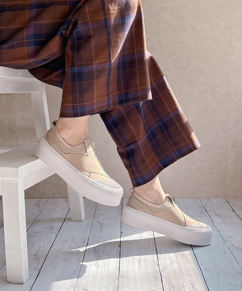 Noubel Voug Relax（ヌーベルヴォーグリラックス）の「モコモコ仕様 厚底 クロスデザイン スニーカー（スニーカー・レディース・ブラック/ベージュ・22.5/23/23.5/24/24.5/25）」の21枚目の写真