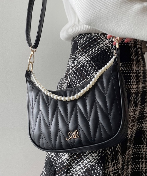 one wayザッカ（ワンウェイザッカ）の「パールチェーン付き ラウンドキルティングバッグ（ショルダーバッグ・レディース・アイボリー/ブラック・FREE）」の2枚目の写真