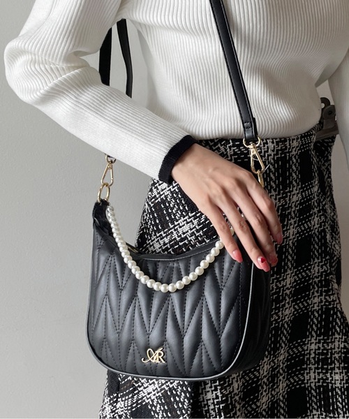 one wayザッカ（ワンウェイザッカ）の「パールチェーン付き ラウンドキルティングバッグ（ショルダーバッグ・レディース・アイボリー/ブラック・FREE）」の4枚目の写真