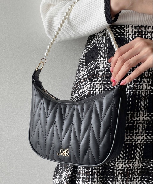 one wayザッカ（ワンウェイザッカ）の「パールチェーン付き ラウンドキルティングバッグ（ショルダーバッグ・レディース・アイボリー/ブラック・FREE）」の5枚目の写真