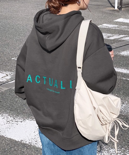 reca（レカ）の「裏起毛バックロゴパーカー（パーカー・レディース・ブラック/オートミール/チャコールグレー・FREE）」の2枚目の写真