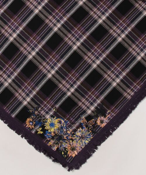 ScoLar(スカラー)の「633301:花刺繍入り チェック柄大判ストール(ストール/ショール・レディース・ブラック/パープル/レッド・FREE)」の4枚目の写真