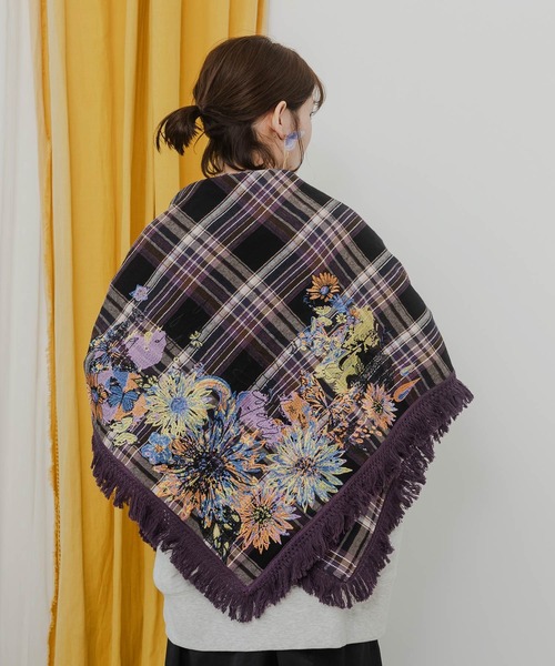 ScoLar(スカラー)の「633301:花刺繍入り チェック柄大判ストール(ストール/ショール・レディース・ブラック/パープル/レッド・FREE)」の3枚目の写真