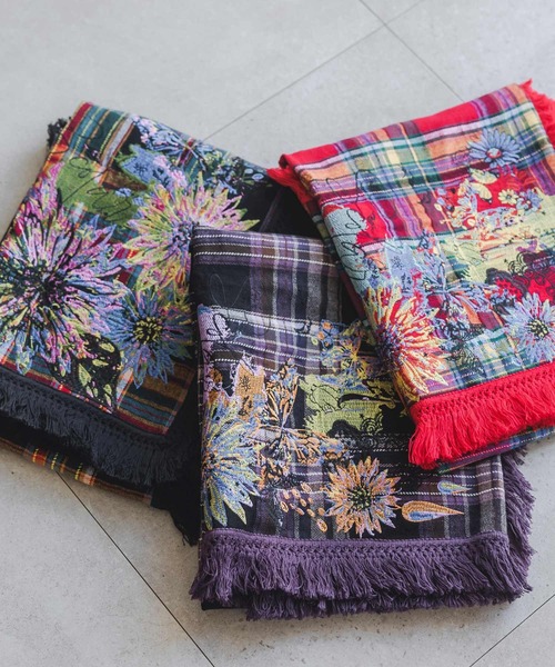 ScoLar(スカラー)の「633301:花刺繍入り チェック柄大判ストール(ストール/ショール・レディース・ブラック/パープル/レッド・FREE)」の10枚目の写真