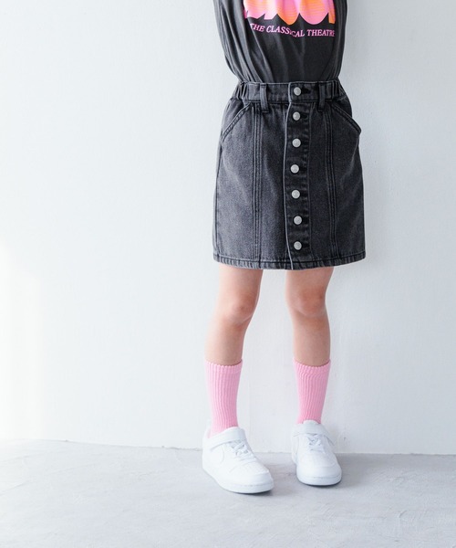 LOWRYS FARM(ローリーズファーム)の「デニムマエボタンスカート 993722(スカート・キッズ・ブルー/ブラック・150cm/120cm/110cm/130cm/140cm)」の2枚目の写真