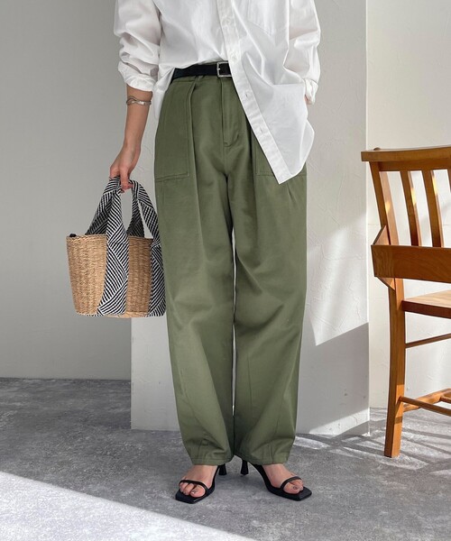 fredy emue(フレディエミュ)の「カーブベイカーパンツ(その他パンツ・レディース・カーキ・36/38)」の1枚目の写真