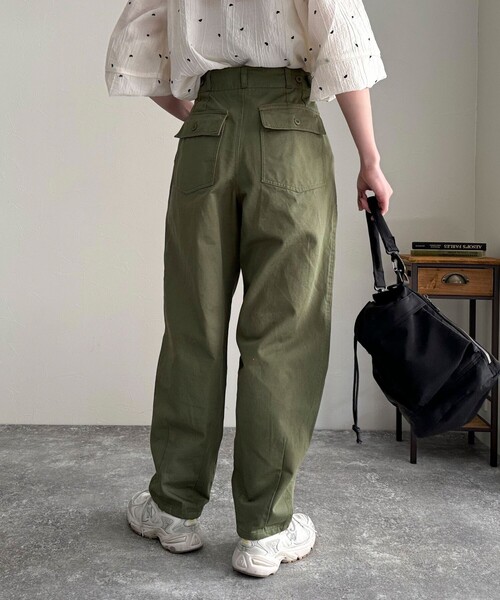 fredy emue(フレディエミュ)の「カーブベイカーパンツ(その他パンツ・レディース・カーキ・36/38)」の14枚目の写真