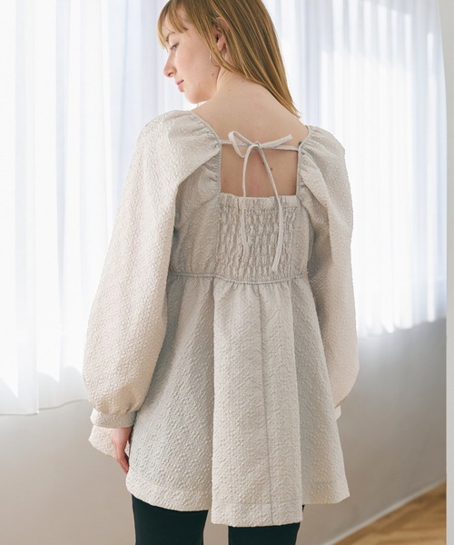 coca（coca）（コカ）の「【WEB限定セール】上品エンボスバックシャンギャザーブラウス（シャツ/ブラウス・レディース・ブラック/ライトベージュ・M/L）」の2枚目の写真