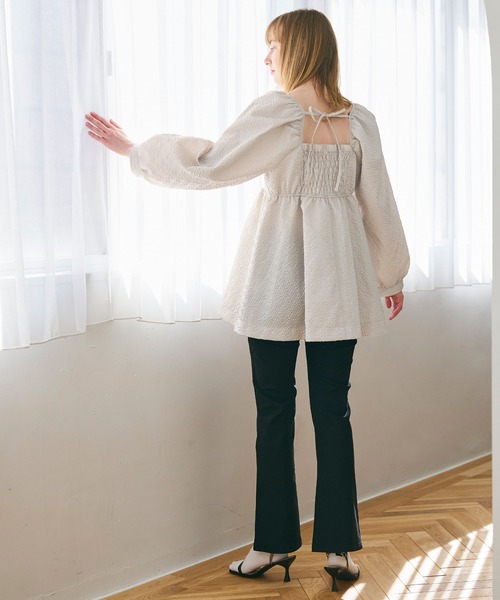 coca（coca）（コカ）の「【WEB限定セール】上品エンボスバックシャンギャザーブラウス（シャツ/ブラウス・レディース・ブラック/ライトベージュ・M/L）」の5枚目の写真
