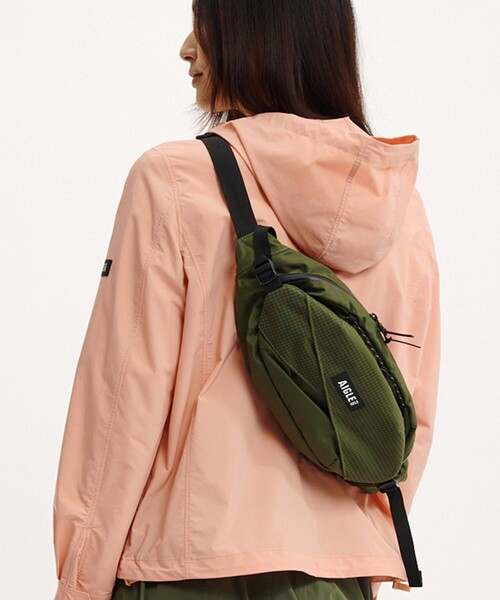 AIGLE（エーグル）の「ゴーイング バムバッグ 2L（ボディバッグ/ウエストポーチ・レディース・ダークグリーン/レッド/ブラック・FREE）」の3枚目の写真
