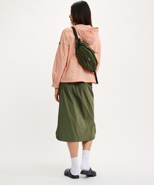 AIGLE（エーグル）の「ゴーイング バムバッグ 2L（ボディバッグ/ウエストポーチ・レディース・ダークグリーン/レッド/ブラック・FREE）」の5枚目の写真