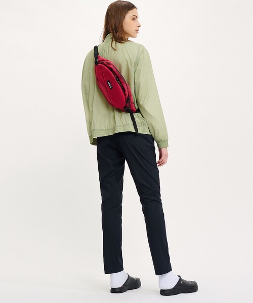 AIGLE（エーグル）の「ゴーイング バムバッグ 2L（ボディバッグ/ウエストポーチ・レディース・ダークグリーン/レッド/ブラック・FREE）」の6枚目の写真