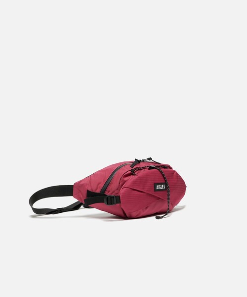 AIGLE（エーグル）の「ゴーイング バムバッグ 2L（ボディバッグ/ウエストポーチ・レディース・ダークグリーン/レッド/ブラック・FREE）」の8枚目の写真