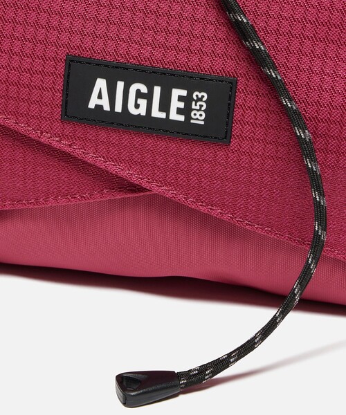 AIGLE（エーグル）の「ゴーイング バムバッグ 2L（ボディバッグ/ウエストポーチ・レディース・ダークグリーン/レッド/ブラック・FREE）」の11枚目の写真