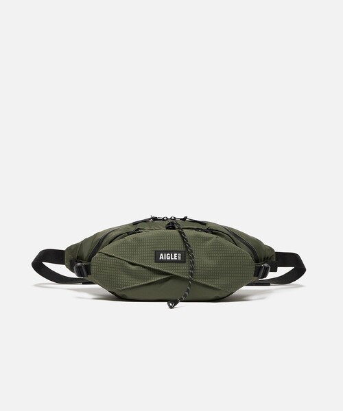 AIGLE（エーグル）の「ゴーイング バムバッグ 2L（ボディバッグ/ウエストポーチ・レディース・ダークグリーン/レッド/ブラック・FREE）」の15枚目の写真