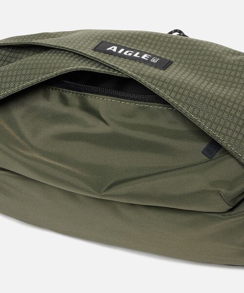 AIGLE（エーグル）の「ゴーイング バムバッグ 2L（ボディバッグ/ウエストポーチ・レディース・ダークグリーン/レッド/ブラック・FREE）」の19枚目の写真