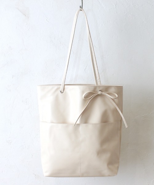 Per sist ence(パーシエンス)の「【25SS/リニューアルして登場!】フェイクレザーリボン付きA4トート(トートバッグ・レディース・アイボリー/ブラック/ライトグレー/ピンク/シルバー/シャンパン・FREE)」の10枚目の写真