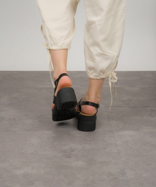 Rivel（リヴェル）の「【VINILO/ヴィニーロ】レザー厚底サンダル ミュールサンダル（サンダル・レディース・ブラック/ホワイト・37/38/36）」の9枚目の写真