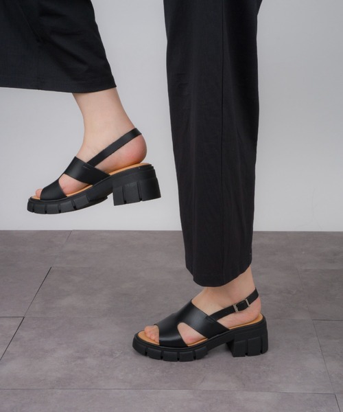 Rivel（リヴェル）の「【VINILO/ヴィニーロ】レザー厚底サンダル ミュールサンダル（サンダル・レディース・ブラック/ホワイト・37/38/36）」の12枚目の写真