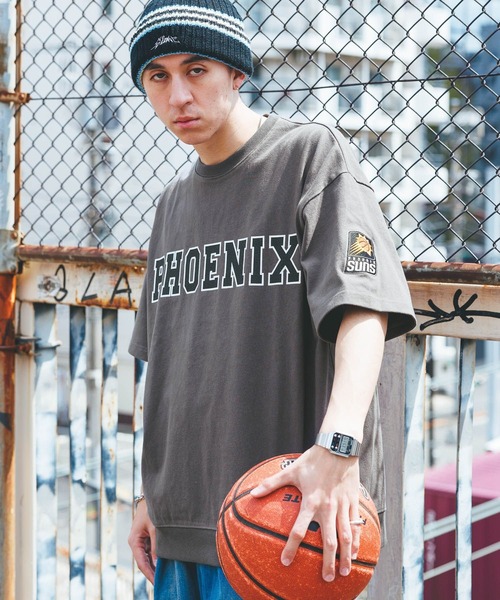 NBA(エヌビーエー)の「【NBA】別注/ロゴプリントオーバーサイズTシャツ(Tシャツ/カットソー・メンズ・グレー/レッド/ホワイト/ブラック/オレンジ/パープル・LARGE/MEDIUM)」の4枚目の写真