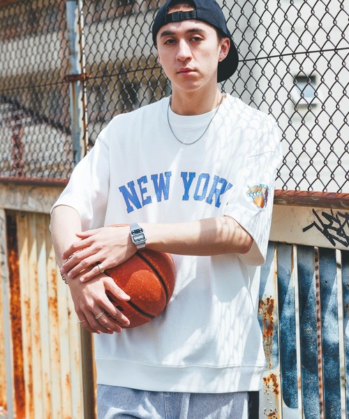 NBA(エヌビーエー)の「【NBA】別注/ロゴプリントオーバーサイズTシャツ(Tシャツ/カットソー・メンズ・グレー/レッド/ホワイト/ブラック/オレンジ/パープル・LARGE/MEDIUM)」の2枚目の写真