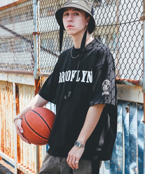 NBA(エヌビーエー)の「【NBA】別注/ロゴプリントオーバーサイズTシャツ(Tシャツ/カットソー・メンズ・グレー/レッド/ホワイト/ブラック/オレンジ/パープル・LARGE/MEDIUM)」の3枚目の写真