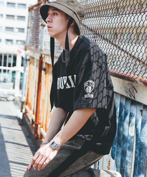 NBA(エヌビーエー)の「【NBA】別注/ロゴプリントオーバーサイズTシャツ(Tシャツ/カットソー・メンズ・グレー/レッド/ホワイト/ブラック/オレンジ/パープル・LARGE/MEDIUM)」の15枚目の写真