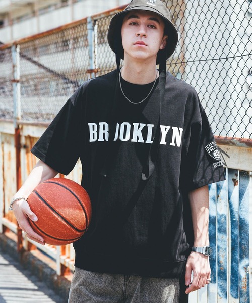 NBA(エヌビーエー)の「【NBA】別注/ロゴプリントオーバーサイズTシャツ(Tシャツ/カットソー・メンズ・グレー/レッド/ホワイト/ブラック/オレンジ/パープル・LARGE/MEDIUM)」の16枚目の写真