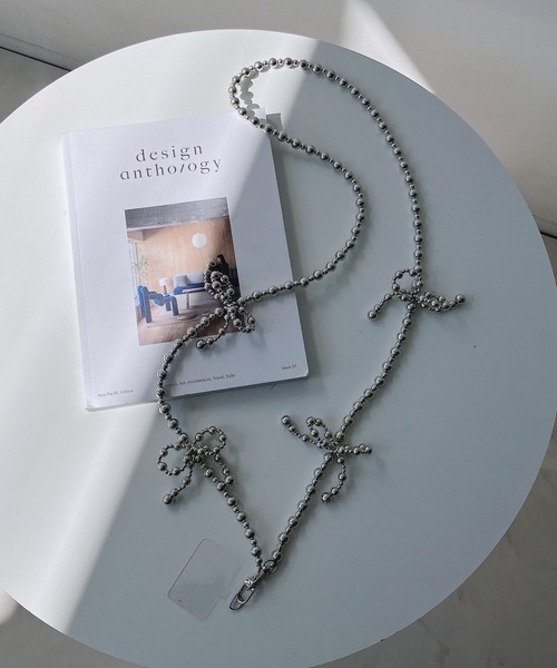 AS KNOW AS plus（アズノゥアズプラス）の「モチーフビーズストラップ スマホチェーン（リボン・フラワー）（スマホグッズ・レディース・ホワイト系/ブラック系/シルバー系その他/シルバー系/ホワイト系その他・FREE）」の5枚目の写真