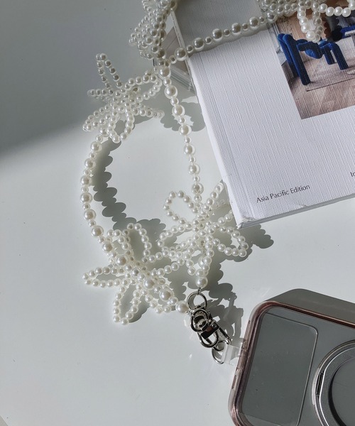 AS KNOW AS plus（アズノゥアズプラス）の「モチーフビーズストラップ スマホチェーン（リボン・フラワー）（スマホグッズ・レディース・ホワイト系/ブラック系/シルバー系その他/シルバー系/ホワイト系その他・FREE）」の2枚目の写真