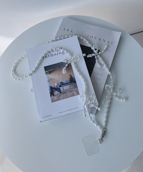 AS KNOW AS plus（アズノゥアズプラス）の「モチーフビーズストラップ スマホチェーン（リボン・フラワー）（スマホグッズ・レディース・ホワイト系/ブラック系/シルバー系その他/シルバー系/ホワイト系その他・FREE）」の6枚目の写真