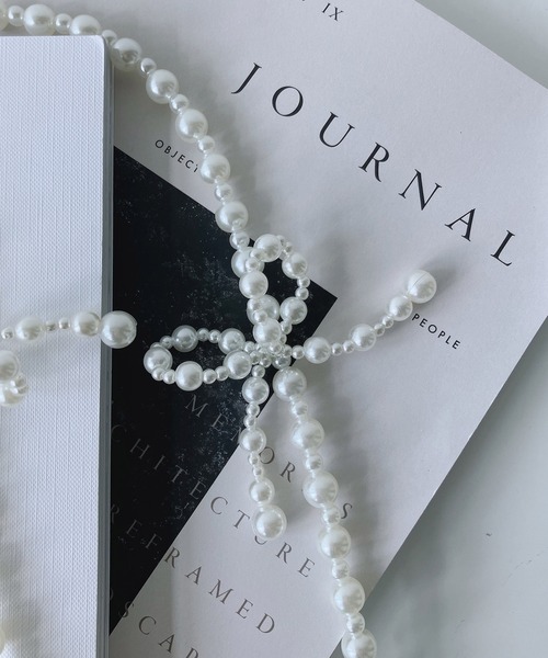 AS KNOW AS plus（アズノゥアズプラス）の「モチーフビーズストラップ スマホチェーン（リボン・フラワー）（スマホグッズ・レディース・ホワイト系/ブラック系/シルバー系その他/シルバー系/ホワイト系その他・FREE）」の7枚目の写真