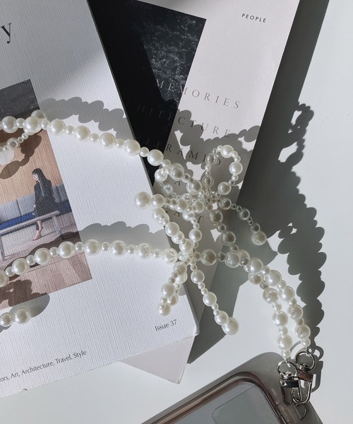 AS KNOW AS plus（アズノゥアズプラス）の「モチーフビーズストラップ スマホチェーン（リボン・フラワー）（スマホグッズ・レディース・ホワイト系/ブラック系/シルバー系その他/シルバー系/ホワイト系その他・FREE）」の9枚目の写真