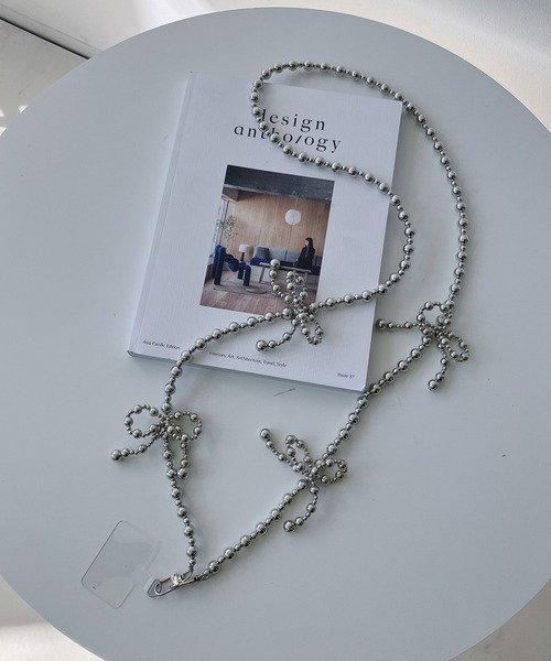 AS KNOW AS plus（アズノゥアズプラス）の「モチーフビーズストラップ スマホチェーン（リボン・フラワー）（スマホグッズ・レディース・ホワイト系/ブラック系/シルバー系その他/シルバー系/ホワイト系その他・FREE）」の11枚目の写真