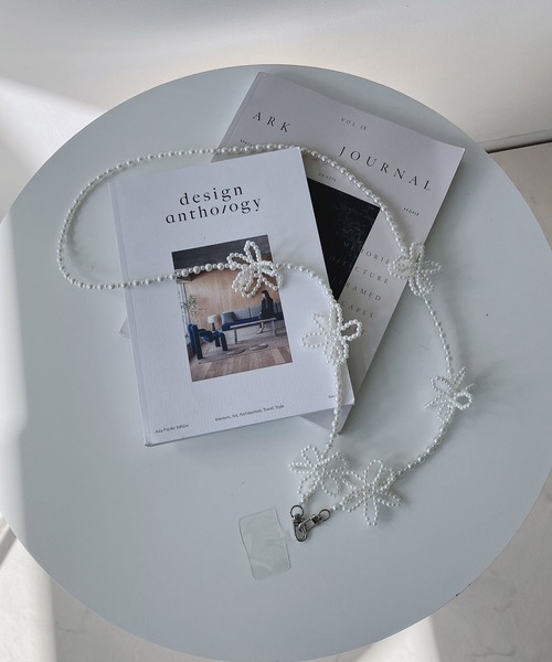 AS KNOW AS plus（アズノゥアズプラス）の「モチーフビーズストラップ スマホチェーン（リボン・フラワー）（スマホグッズ・レディース・ホワイト系/ブラック系/シルバー系その他/シルバー系/ホワイト系その他・FREE）」の19枚目の写真